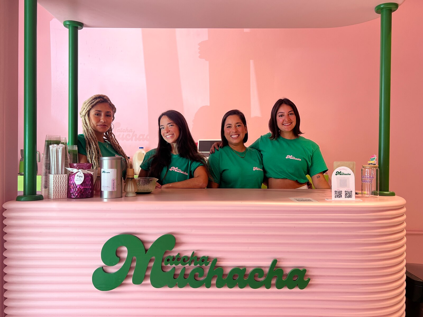 Equipo de Matcha Muchacha detrás de la barra rosada en Calle Cerra