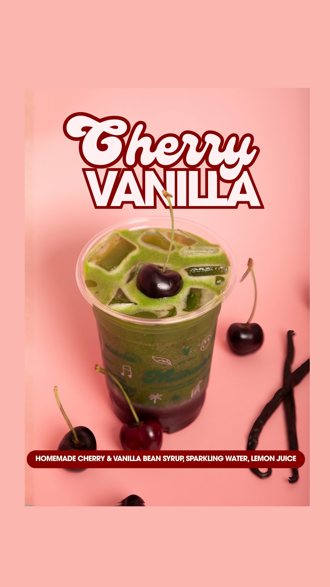 Cherry Vanilla Matcha fotografiado sobre un fondo rosado