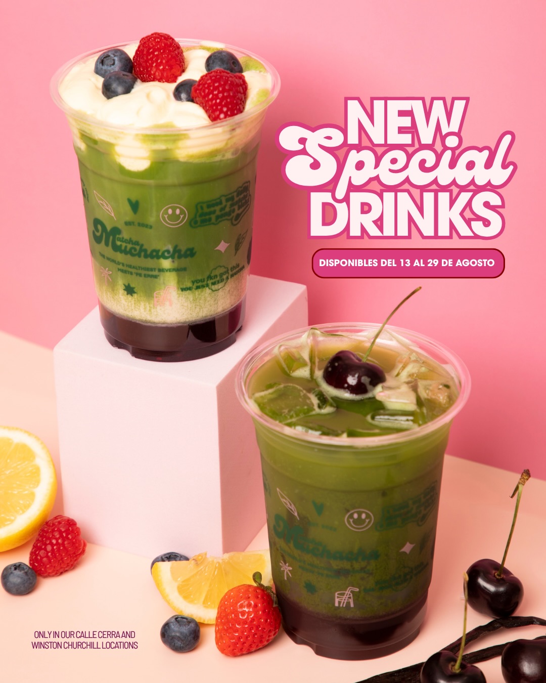 Dos bebidas especiales de matcha con frutas sobre fondo rosado