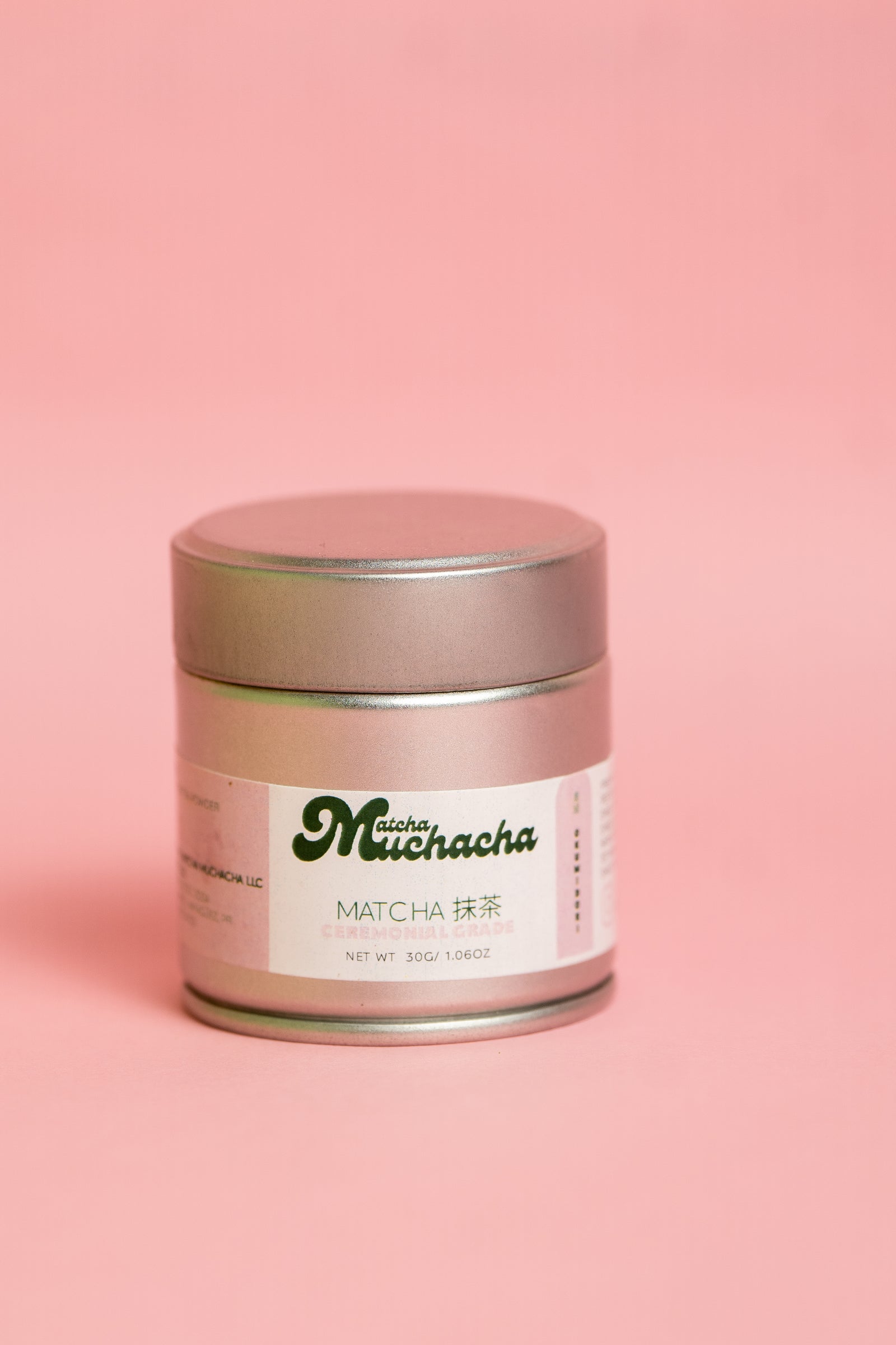Lata de matcha ceremonial de Matcha Muchacha sobre fondo rosado